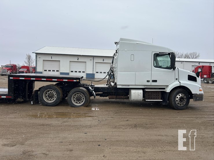 2015-volvo-vnm62t630-image-3