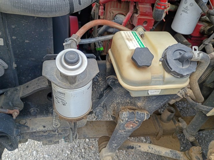 2013-freightliner-m2-106-image-19