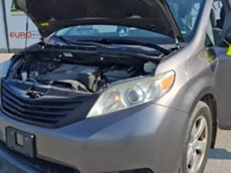 2016-toyota-sienna-image-9