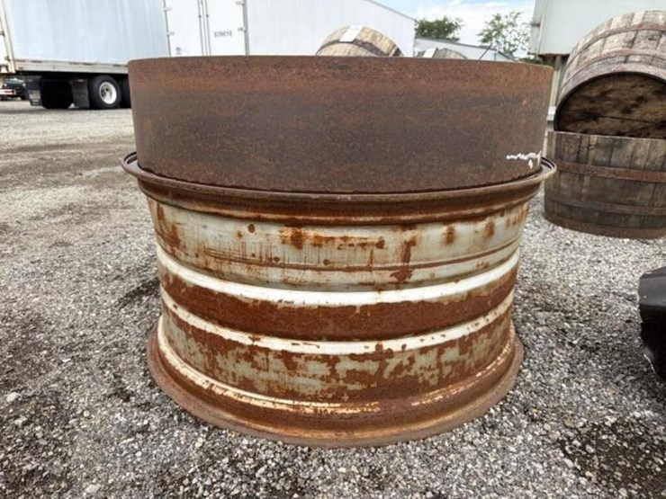 dual-wheel-off-of-4000-series-tractor-image-1