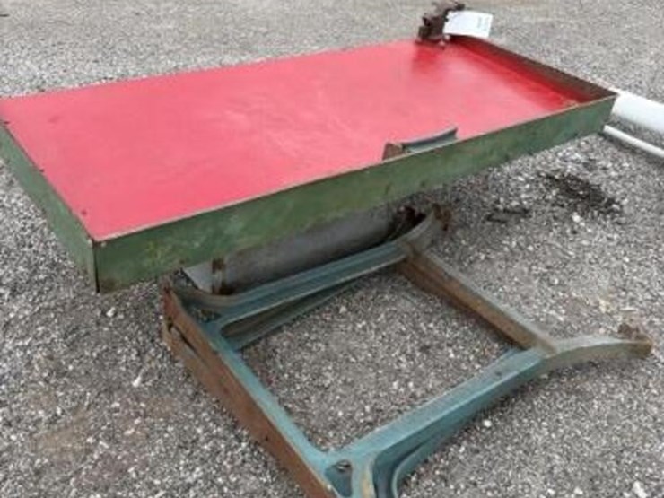 metal-workbench,-damaged-image-1