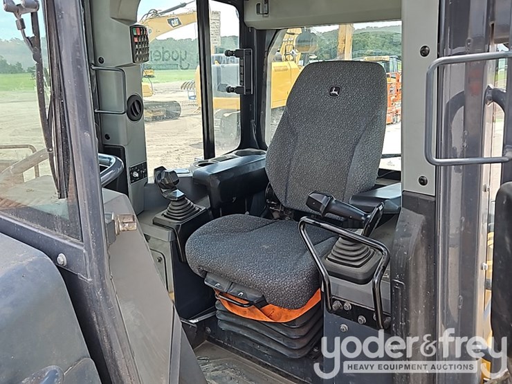 2022-deere-750l-image-28
