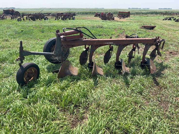 mccormick-deering-412-four-bottom-14”-fast-hitch-mold-board-plow-image-3