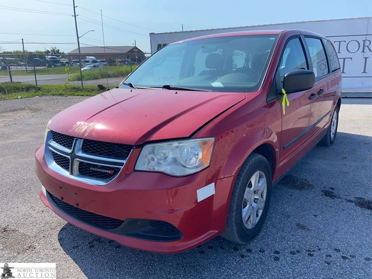 2013-dodge-grand-caravan-sxt-image-1