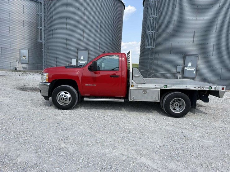 2013-chevrolet-3500-image-2