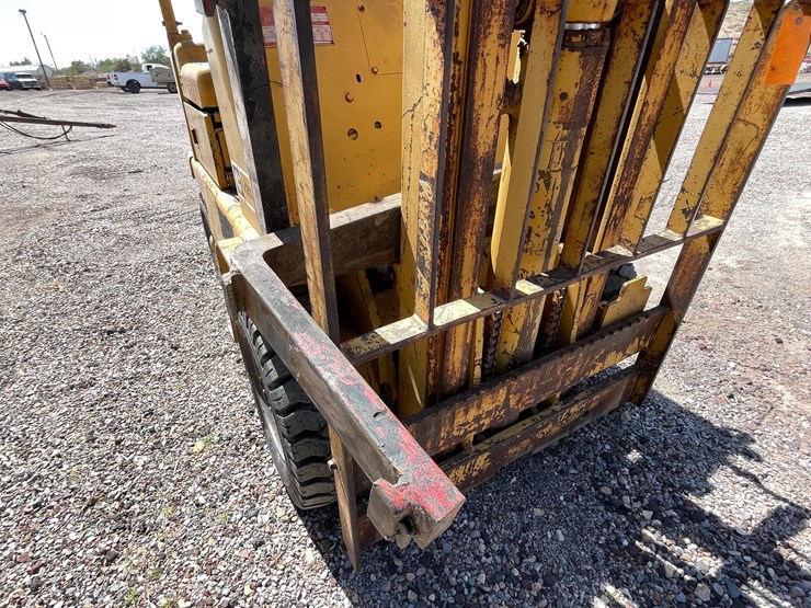 #2001-•-v30b-forklift-image-10