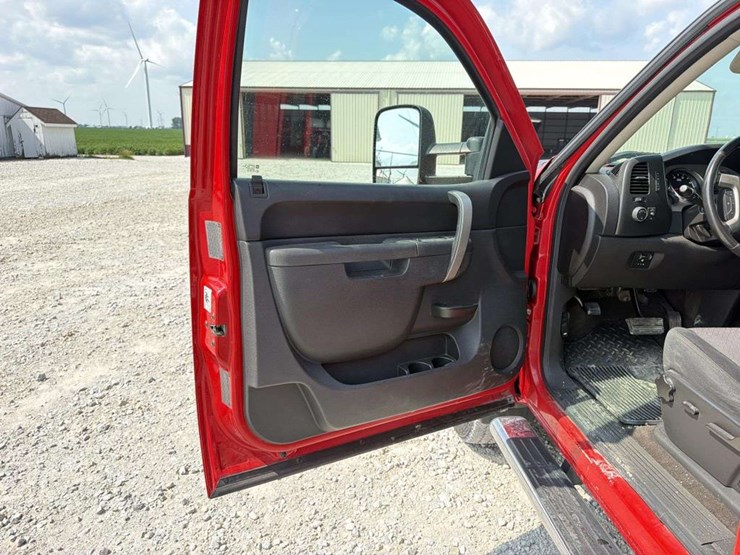 2013-chevrolet-3500-image-19
