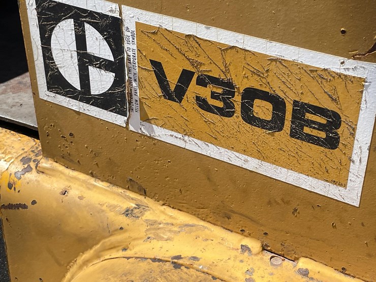 #2001-•-v30b-forklift-image-14