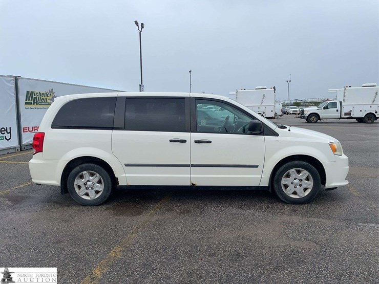 2011-dodge-grand-caravan-image-4
