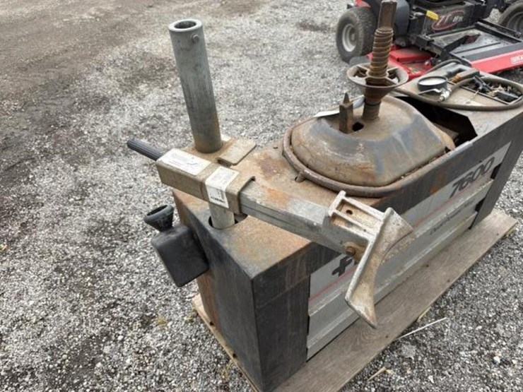 fmc-7600-tire-changer-image-6
