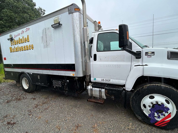 2005-chevrolet-c7500-fuel-&-lube-truck-image-9