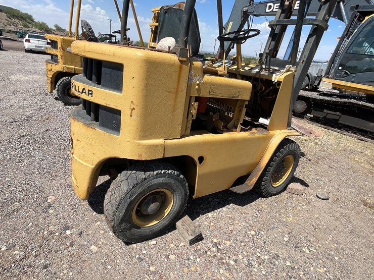 #2002-•-v30b-forklift-image-43