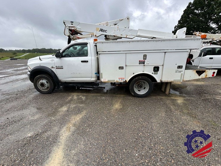 2016-ram-5500-bucket-truck-image-2