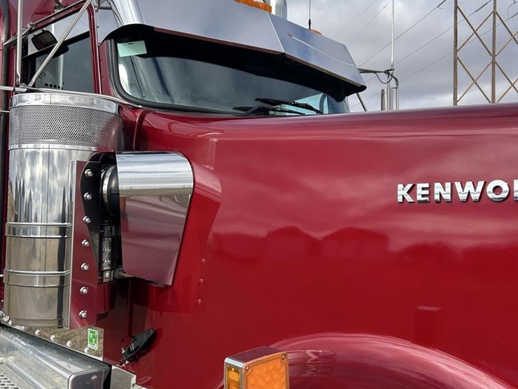 2025-kenworth-w900-image-15