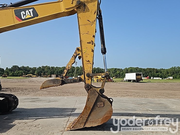 2019-caterpillar-323-image-16