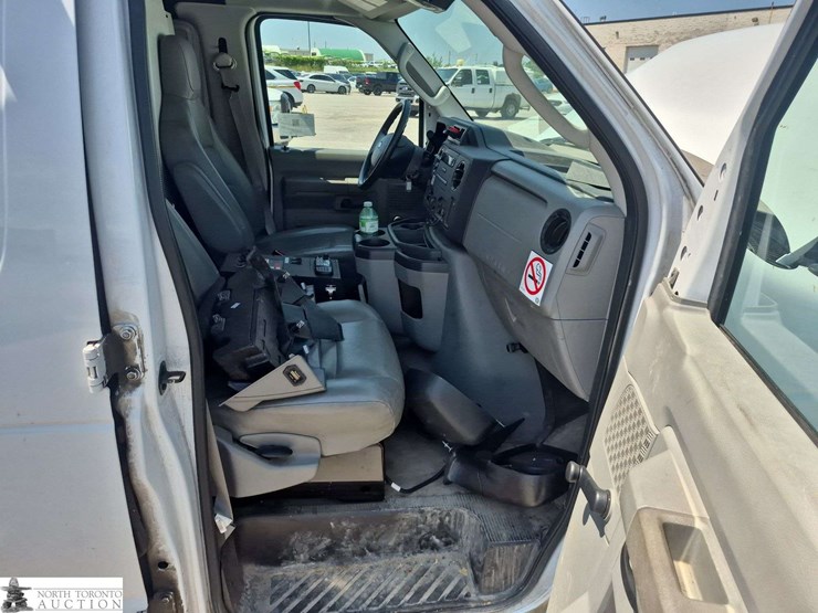 2014-ford-cargo-image-27