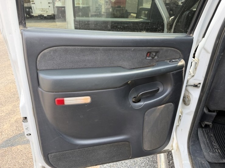 2002-chevrolet-silverado-2500hd-image-35