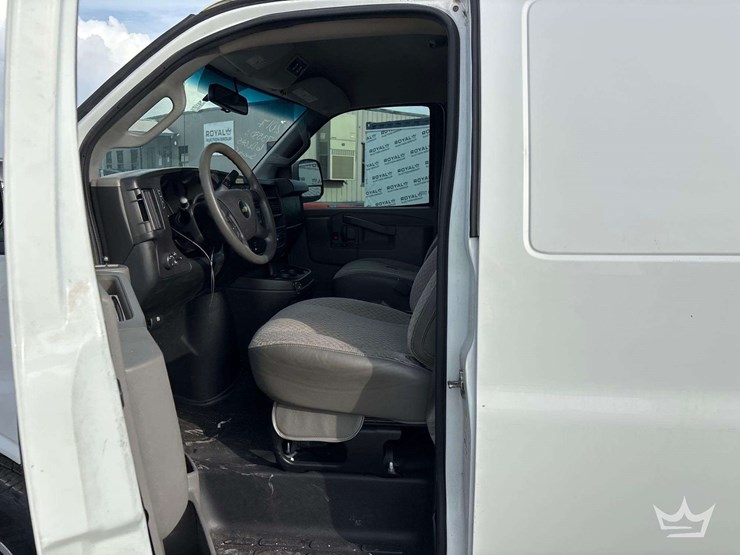 2017-chevrolet-express-2500-image-11