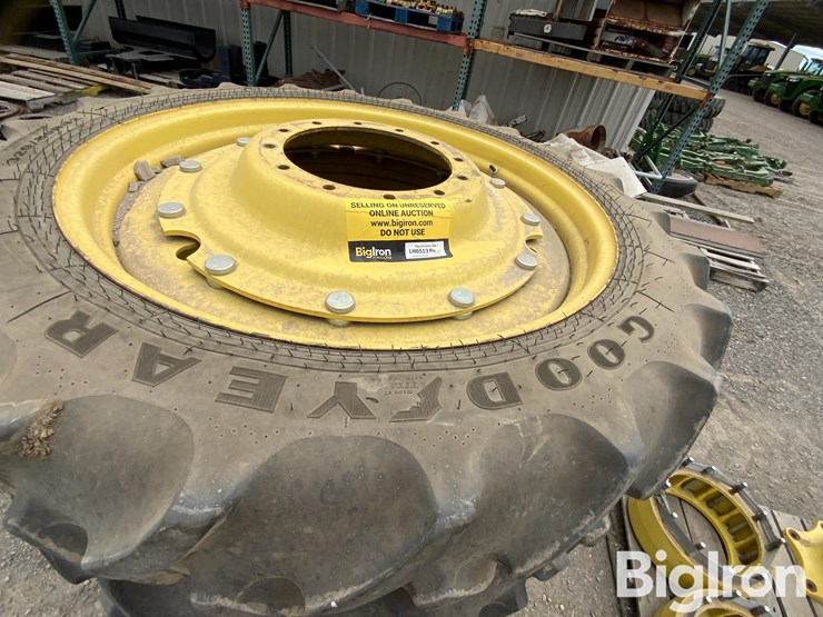 john-deere-8235r-image-10