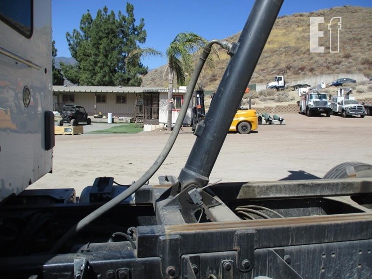 2016-peterbilt-579-image-19