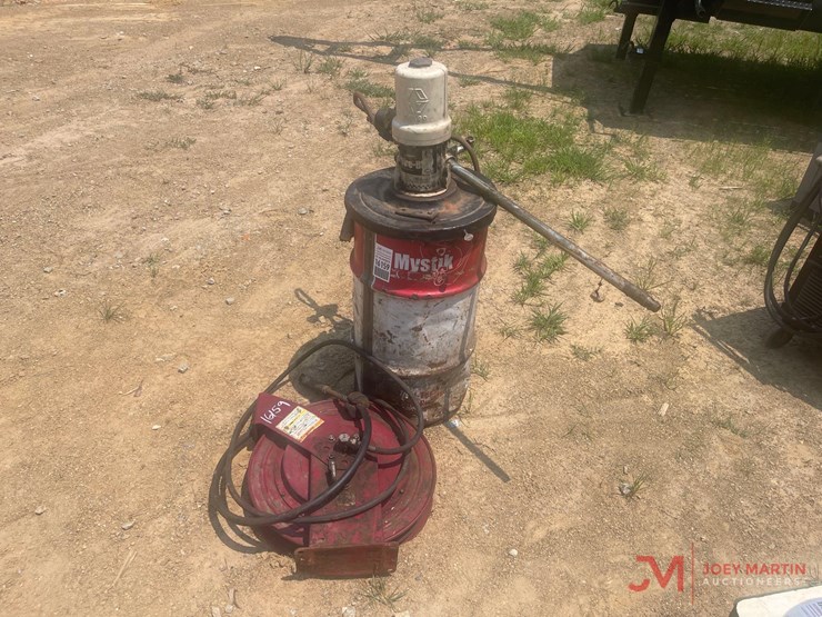 pneumatic-grease-pump,-lubricant-hose-w/reel-image-1