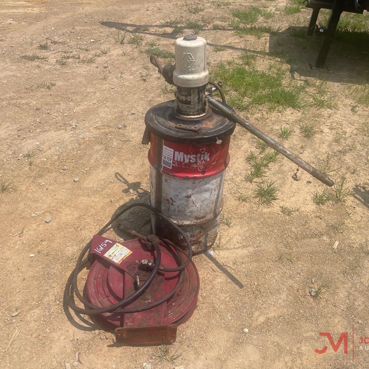 PNEUMATIC GREASE PUMP, LUBRICANT HOSE W/REEL