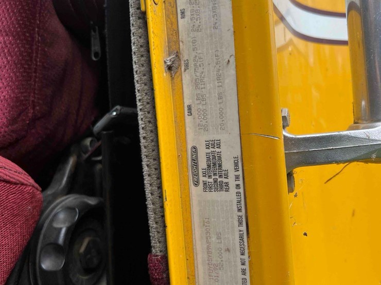 1992-freightliner-fld120-image-9