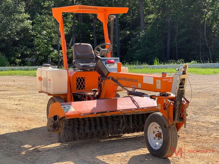 laymor-sm300-towable-sweeper-image-1