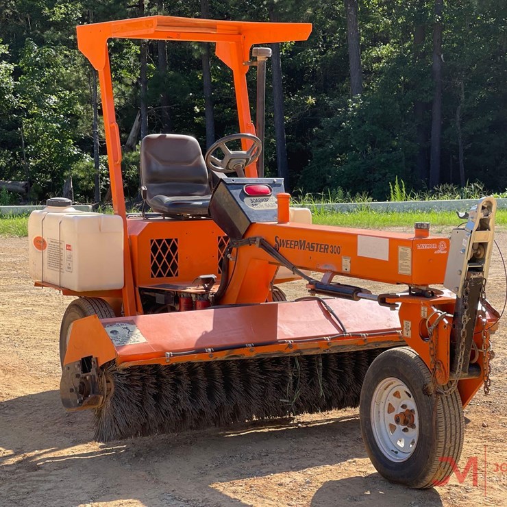LAYMOR SM300 TOWABLE SWEEPER
