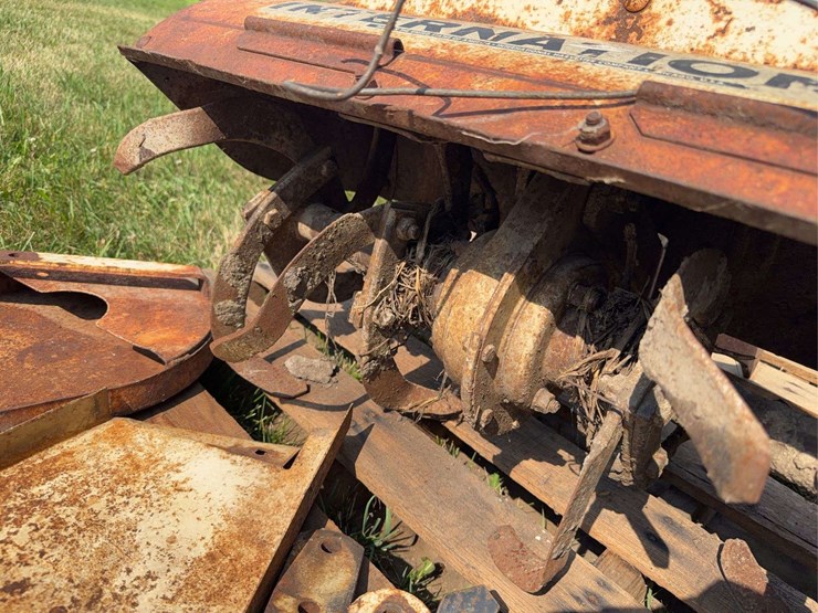 cub-cadet-rear-mounted-tiller-image-7