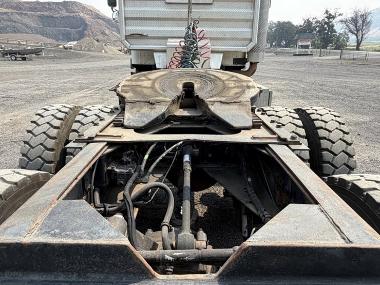 2004-international-5500i-t/a-truck-tractor-image-25