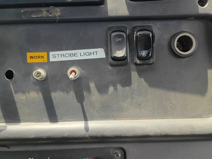 2013-freightliner-m2-106-image-61