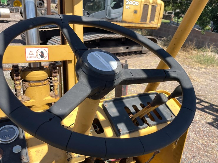 #2001-•-v30b-forklift-image-26