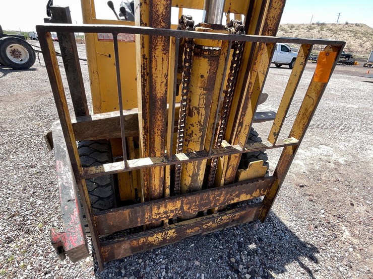 #2001-•-v30b-forklift-image-9