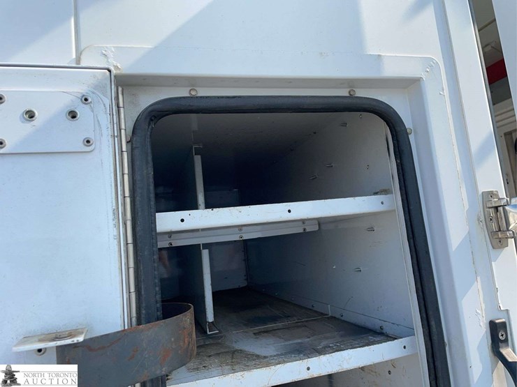 2014-ford-cargo-image-22