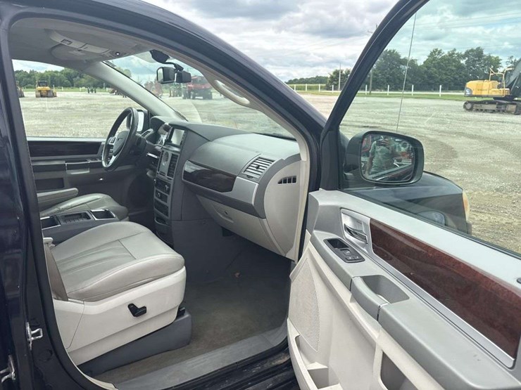 2010-chrysler-town-&-country-image-17