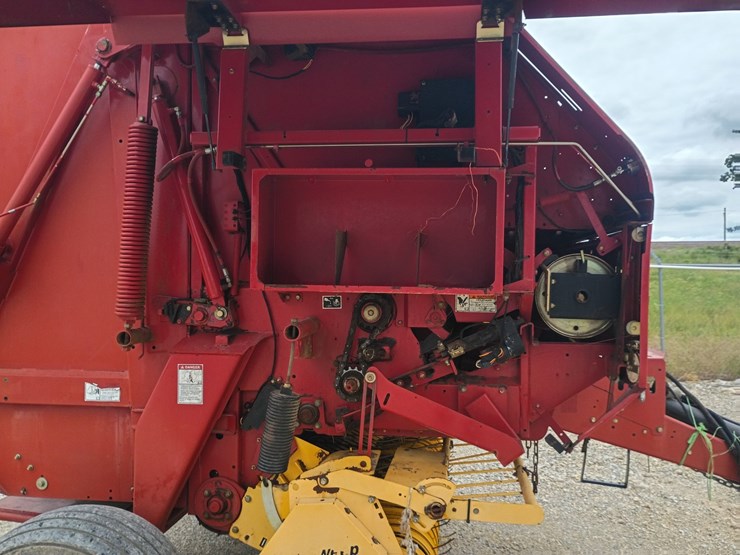new-holland-br7070-image-31