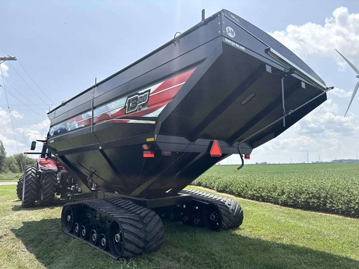 2023-j&m-1326-patriotic-farmer-edition-grain-cart-image-2