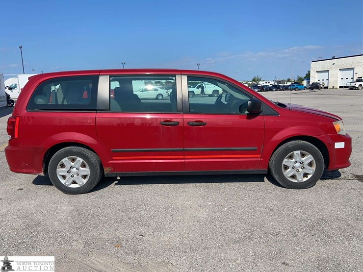 2013-dodge-grand-caravan-sxt-image-4