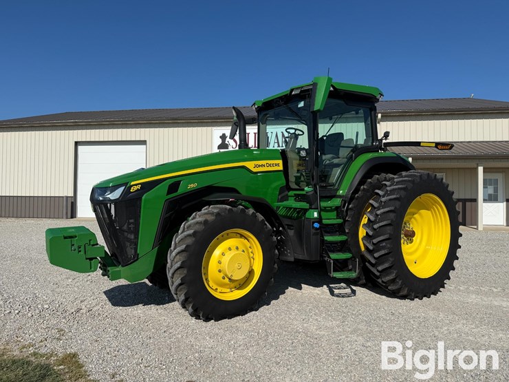 2025-john-deere-8r-250-image-1