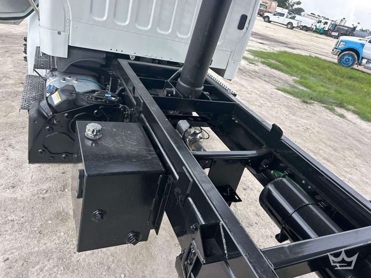 2021-freightliner-m2-106-image-19