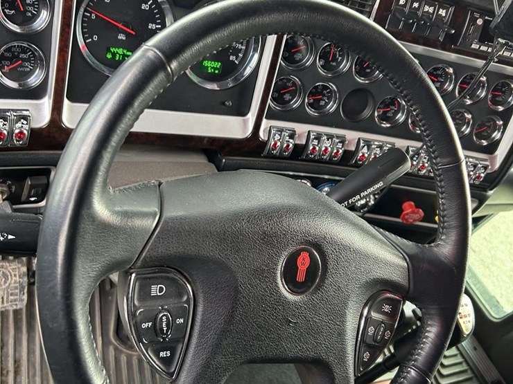2025-kenworth-w900-image-58