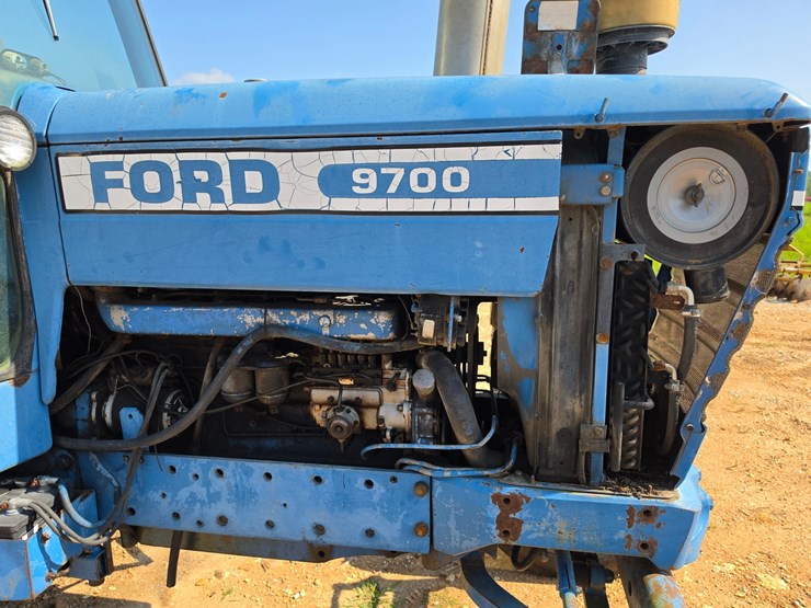 1977-ford-9700-image-18