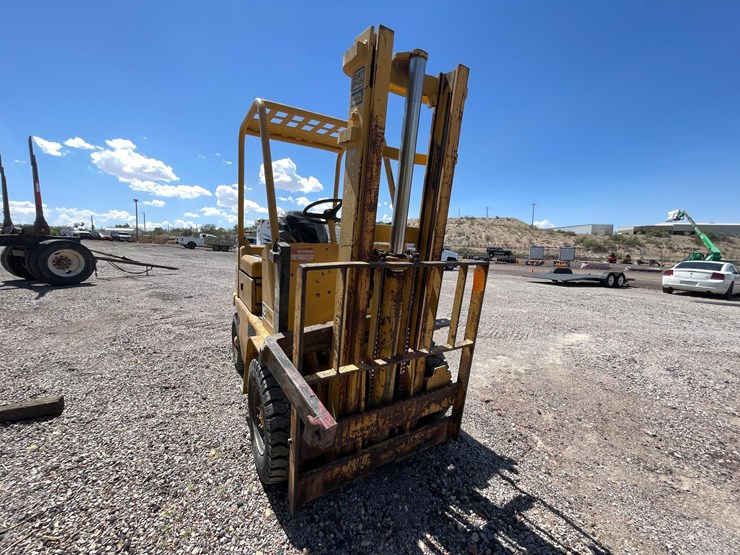 #2001-•-v30b-forklift-image-8