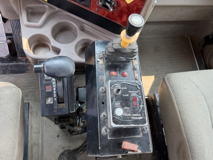 2004-international-5500i-t/a-truck-tractor-image-37