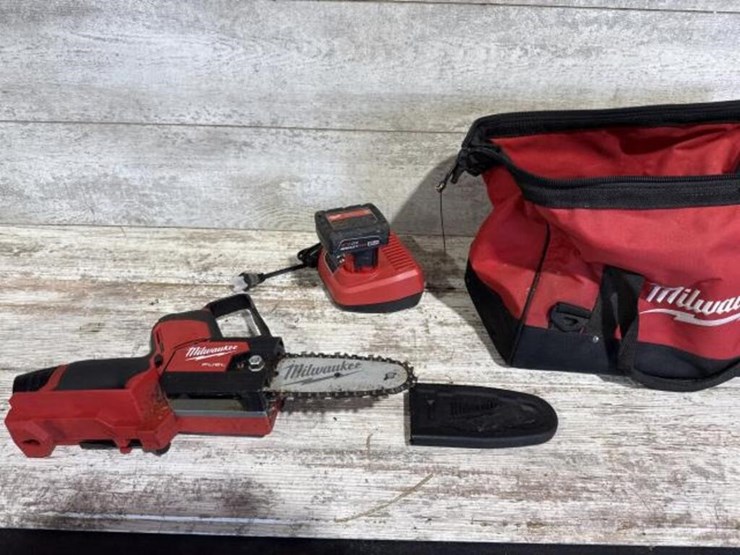milwaukee-m12-hatchet-saw-2-batteries-and-charger-image-5