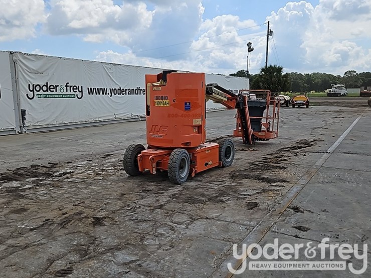 2016-jlg-e300ajp-image-5