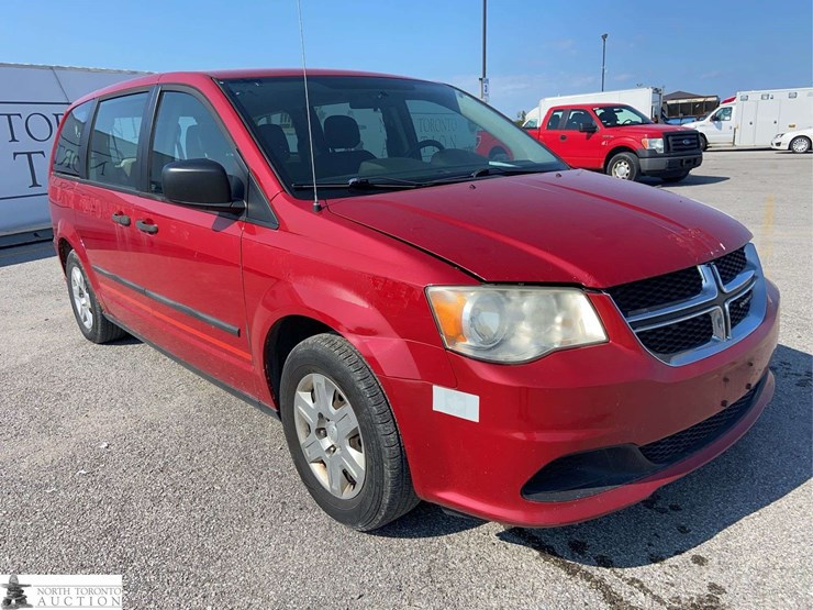 2013-dodge-grand-caravan-sxt-image-3