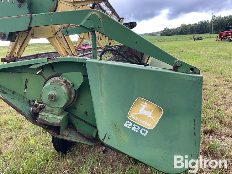 john-deere-220-image-10