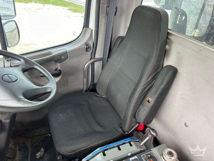 2019-freightliner-m2-106-image-41